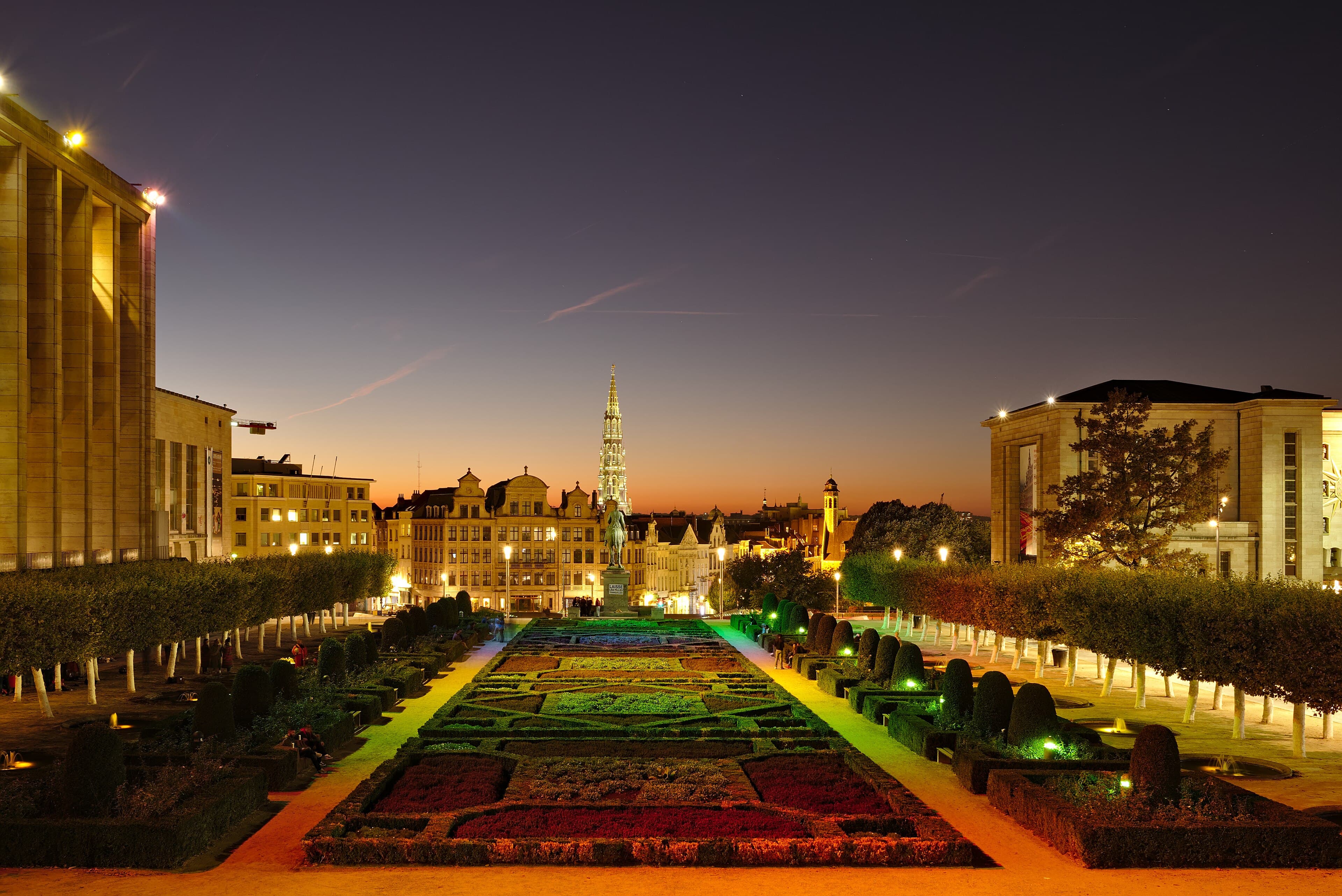 Mont des Arts, Brussels — welcoming arrival scene